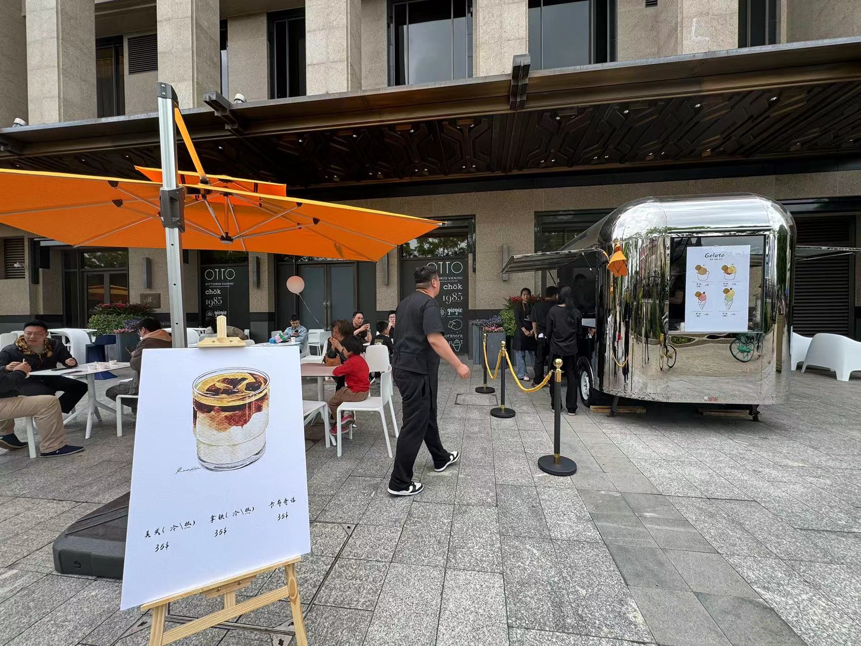 店铺负责人于庚弘指着销售意大利冰激凌和咖啡的流动快餐车说,这台