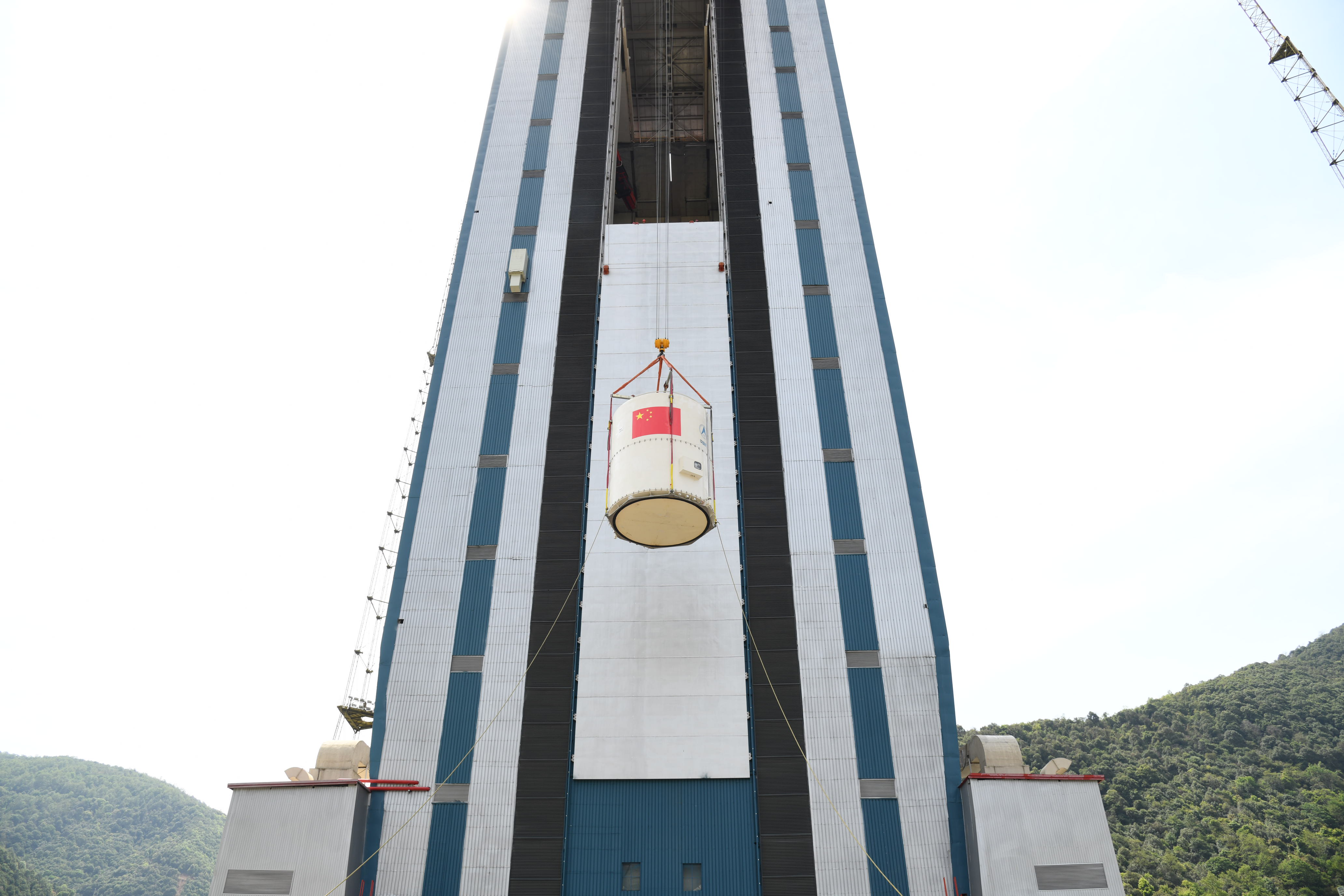 我国首颗中轨宽带通信卫星智慧天网一号01星成功发射