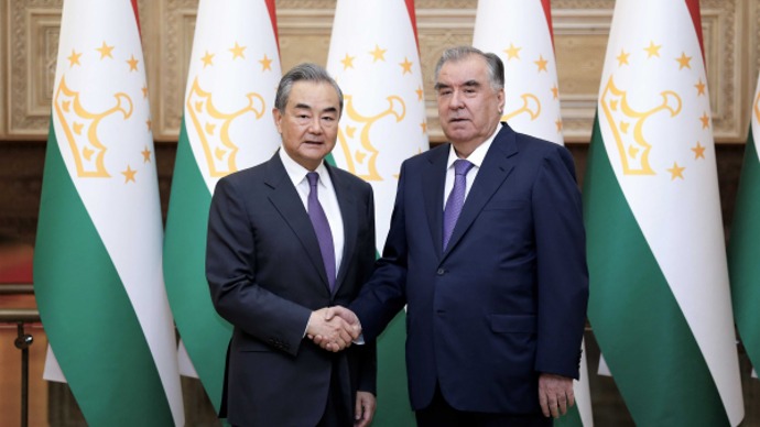 塔吉克斯坦总统拉赫蒙会见王毅