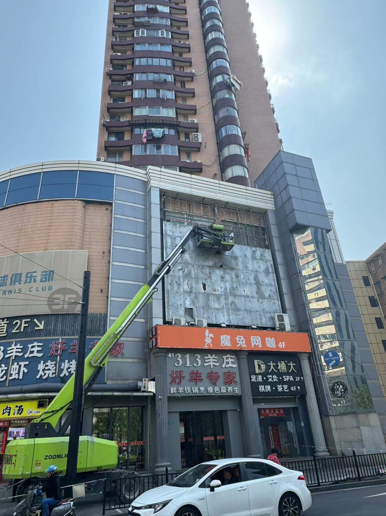 给火灾逃生多留一个生命出口虹口消防开展拆窗破网专项整治集中拆除