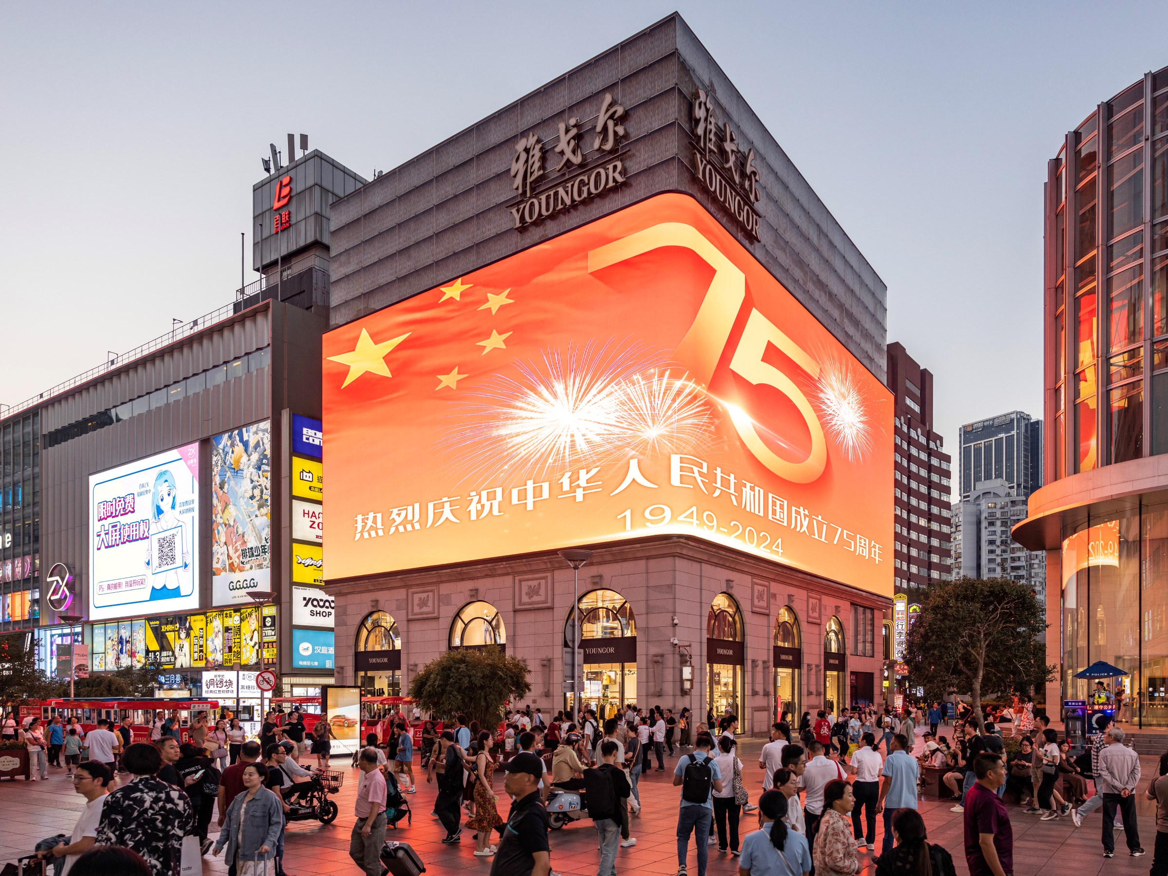 满城中国红,满满自豪感