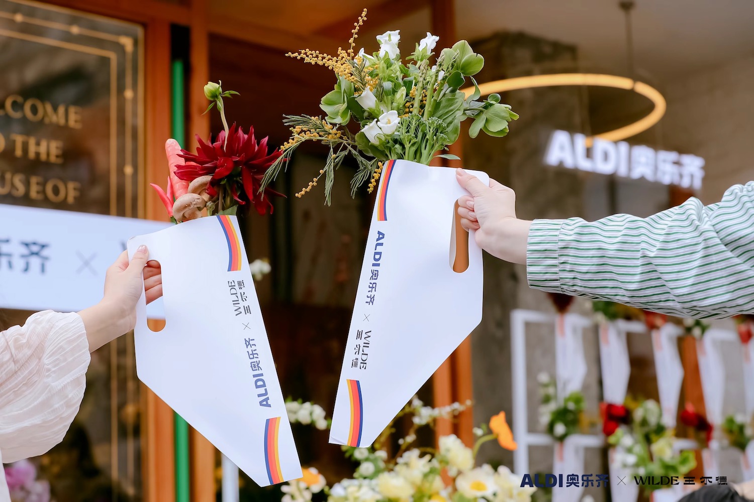 3月16日至3月17日,平价社区超市奥乐齐携手沪上网红花店王尔德在沪