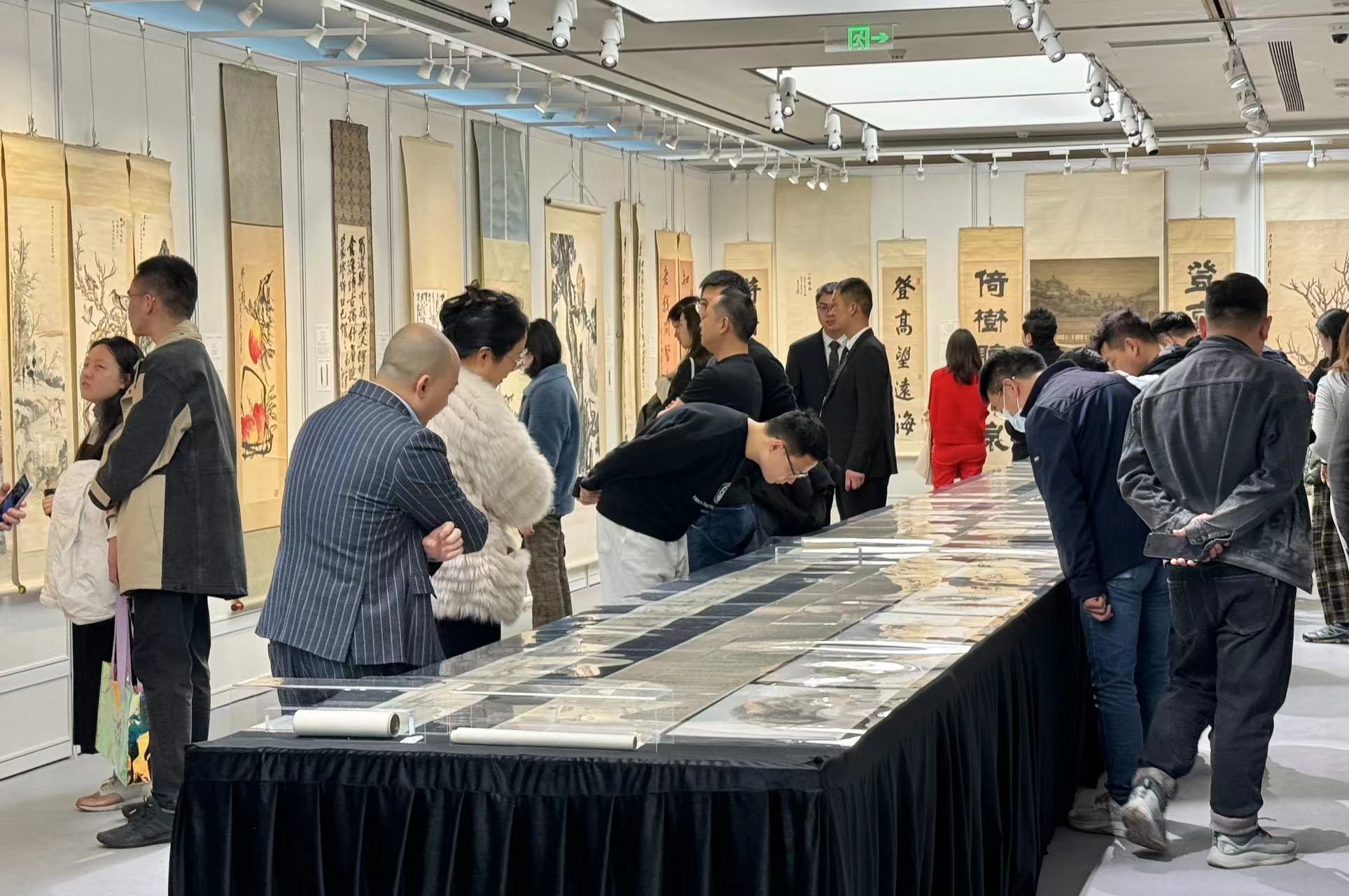 苏富比2024年香港拍卖开拍在即，过百件收藏珍品亮相中国内地巡展现场_文汇