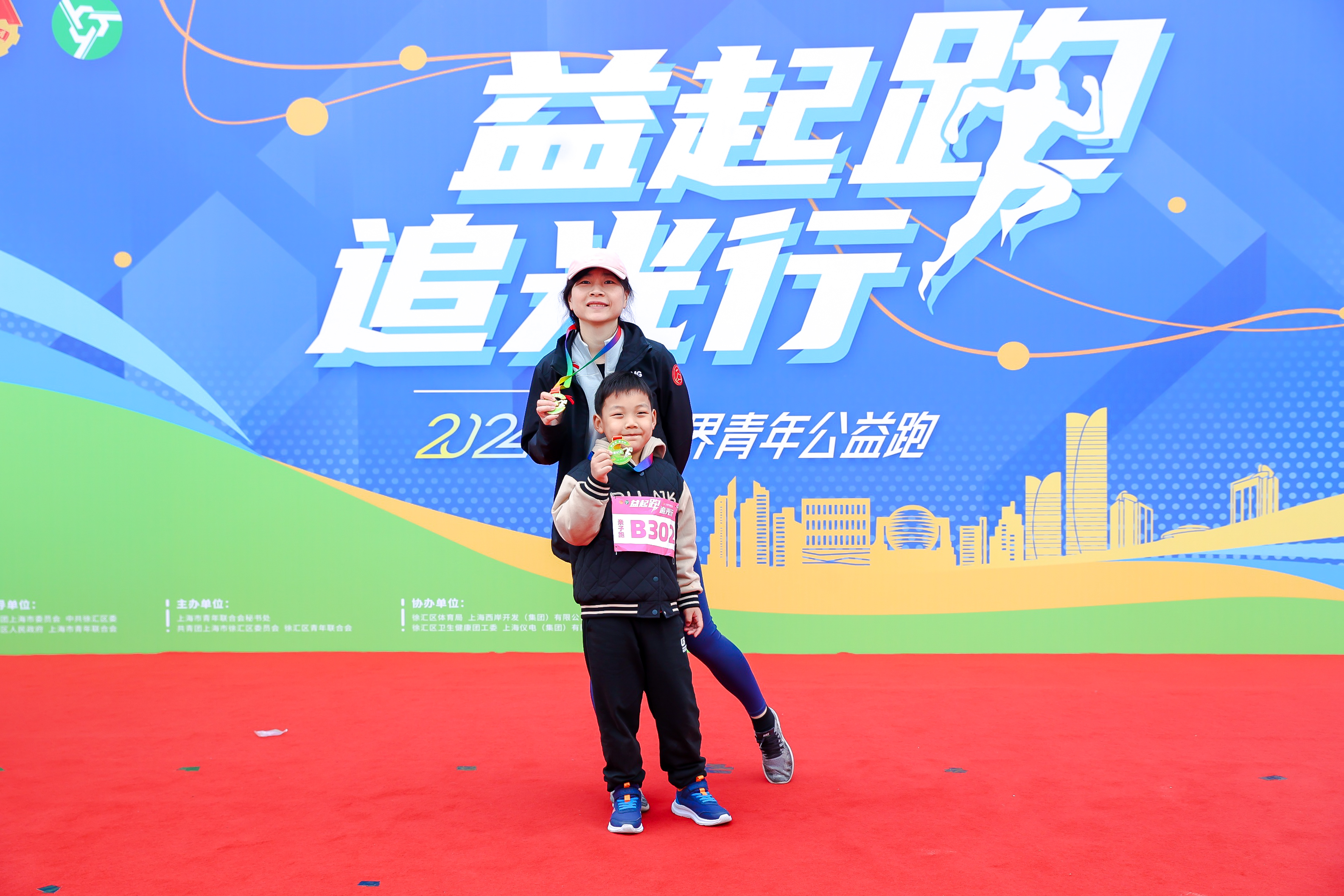 余名志愿者们通信指挥,实时观察,问询引导……前期的培训内容熟稔于心