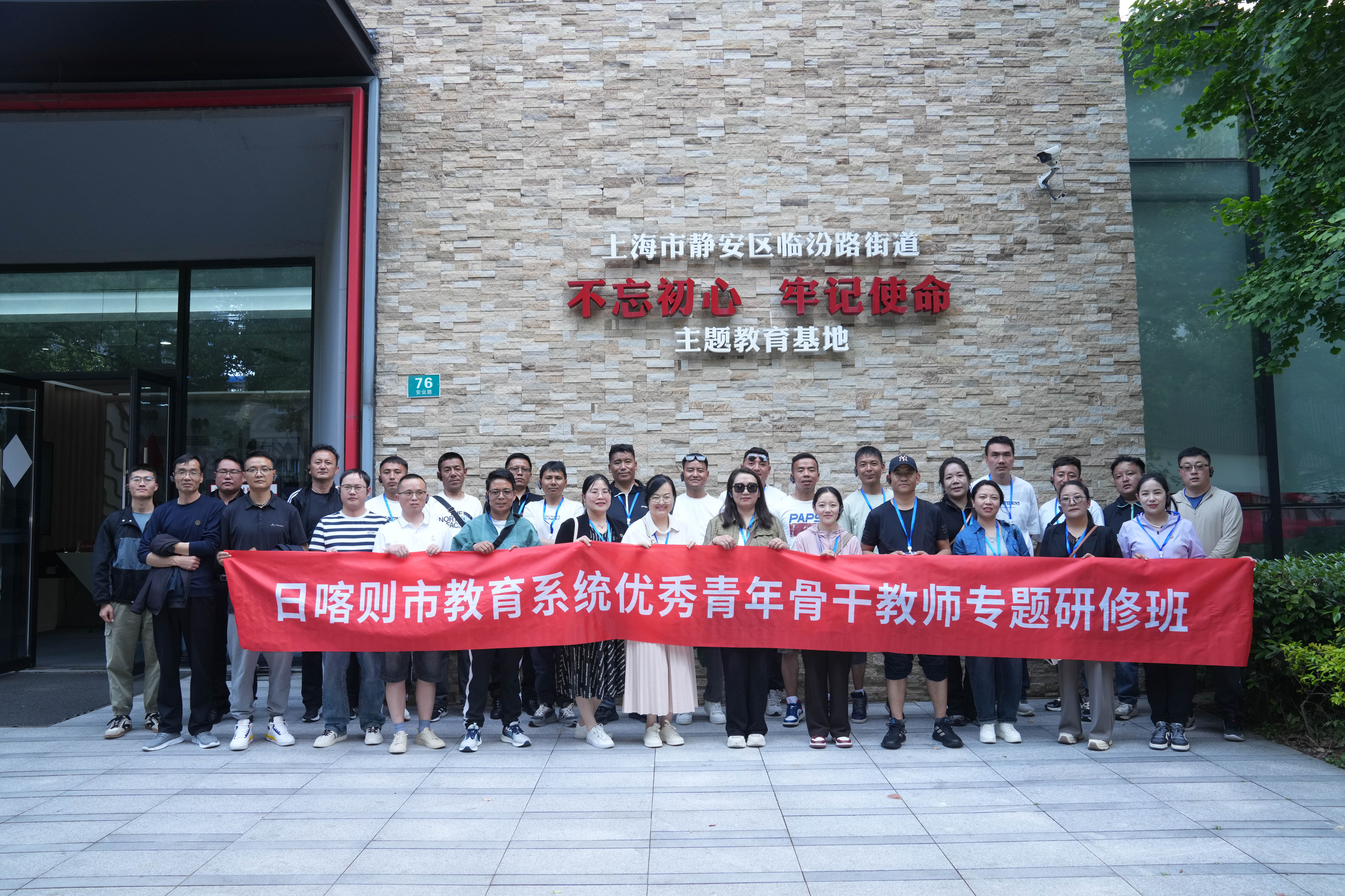 的老师们分别走进了上海市广灵路小学,上海财经大学附属北郊高级中学