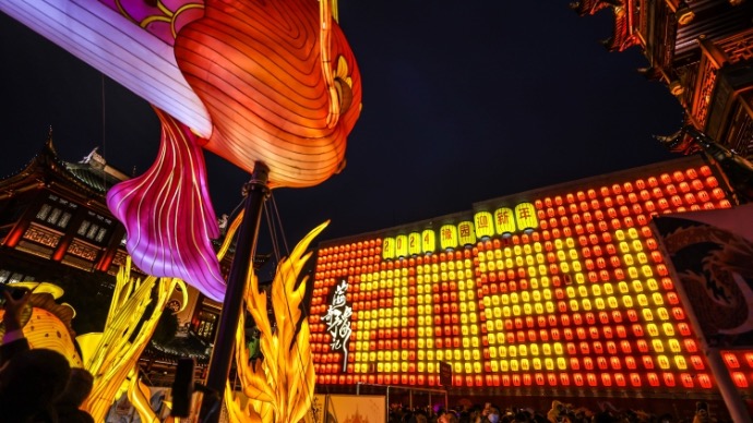 魔都“顶流”豫园灯会上线，穿越人群静静地看灯