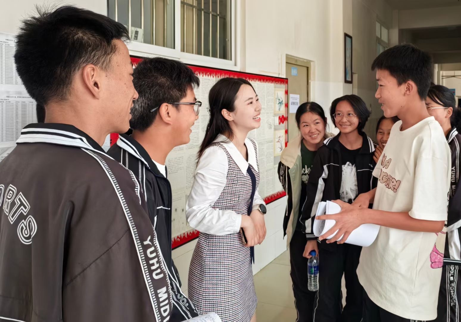 重返洱源,张晨怡与玉湖中学学生们交流.