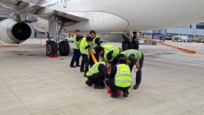  受台风影响今日20点后上海两大机场所有航班取消，东航在沪系留百余架飞机