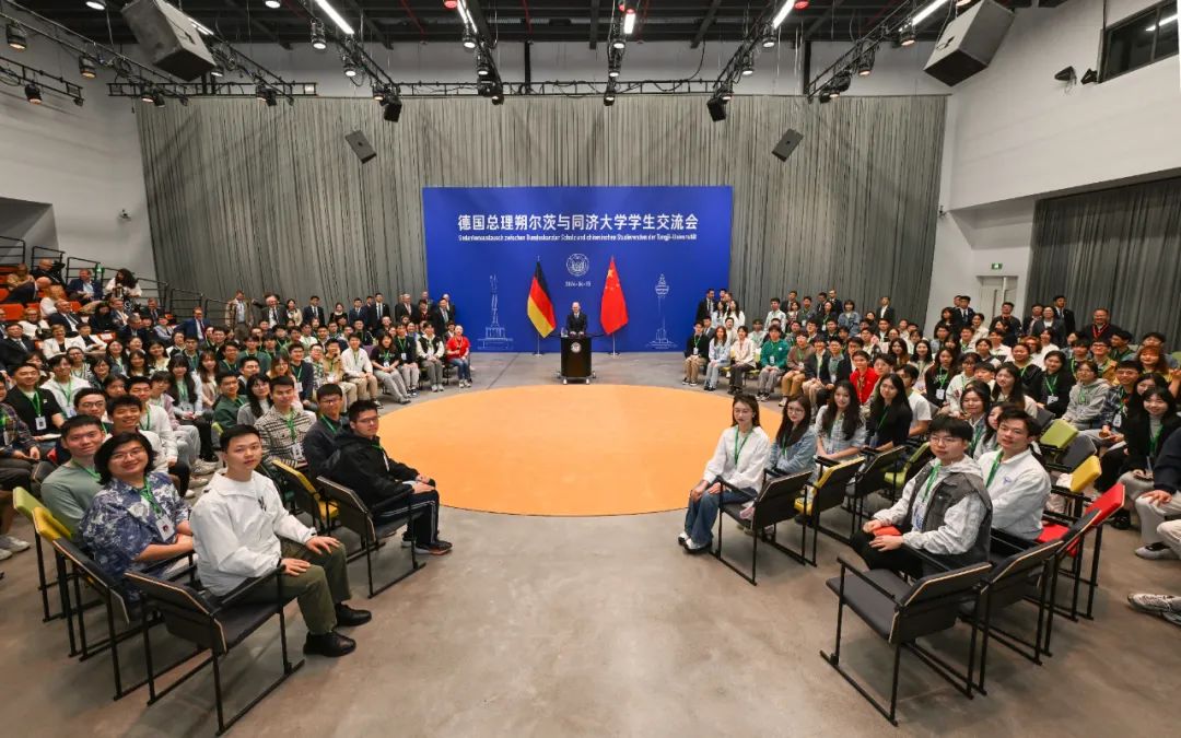 德国总理今天来到同济大学大学生们用德语交流了哪些问题