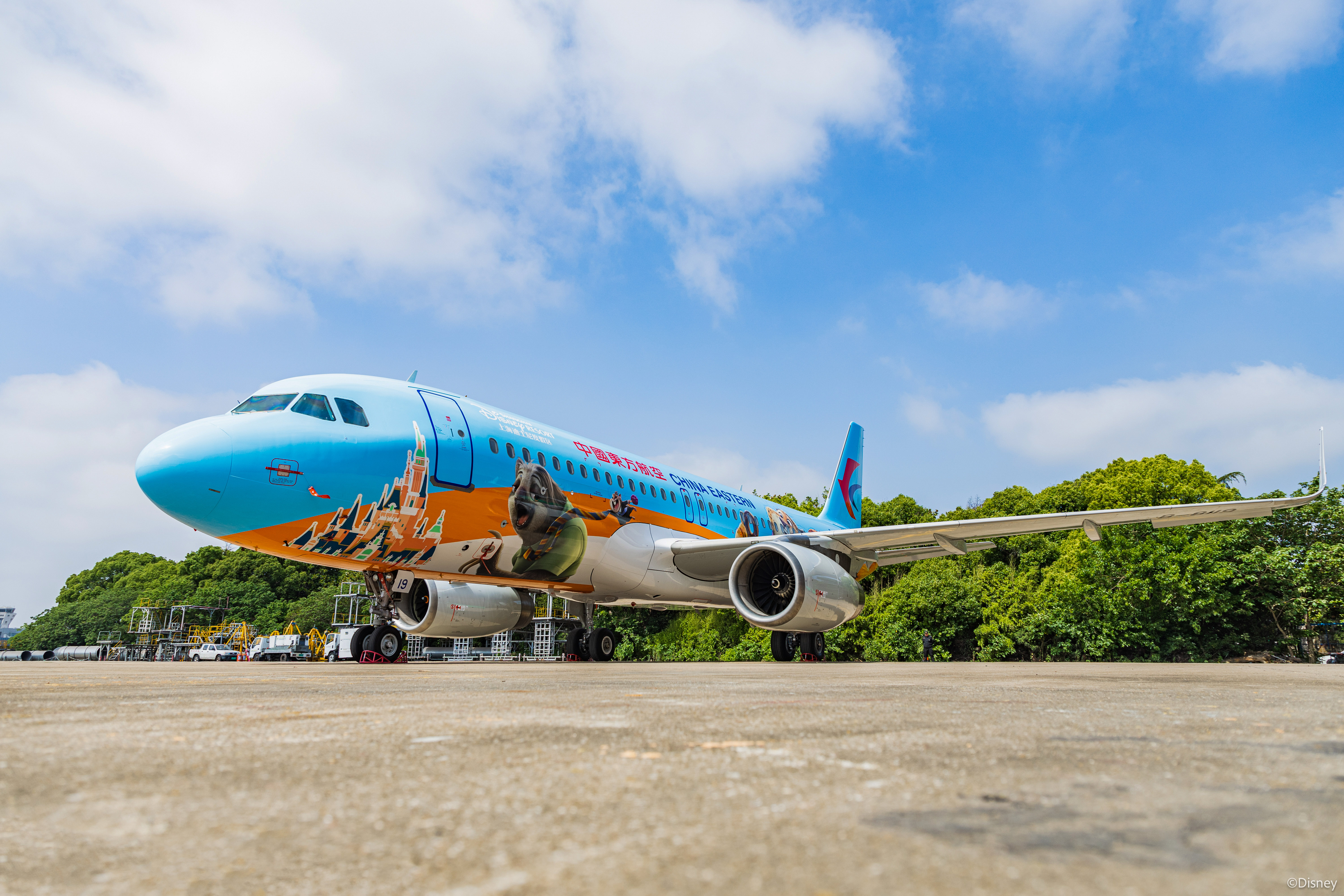 东方航空共同揭晓了全新"疯狂动物城"主题彩绘飞机——"迪士尼61