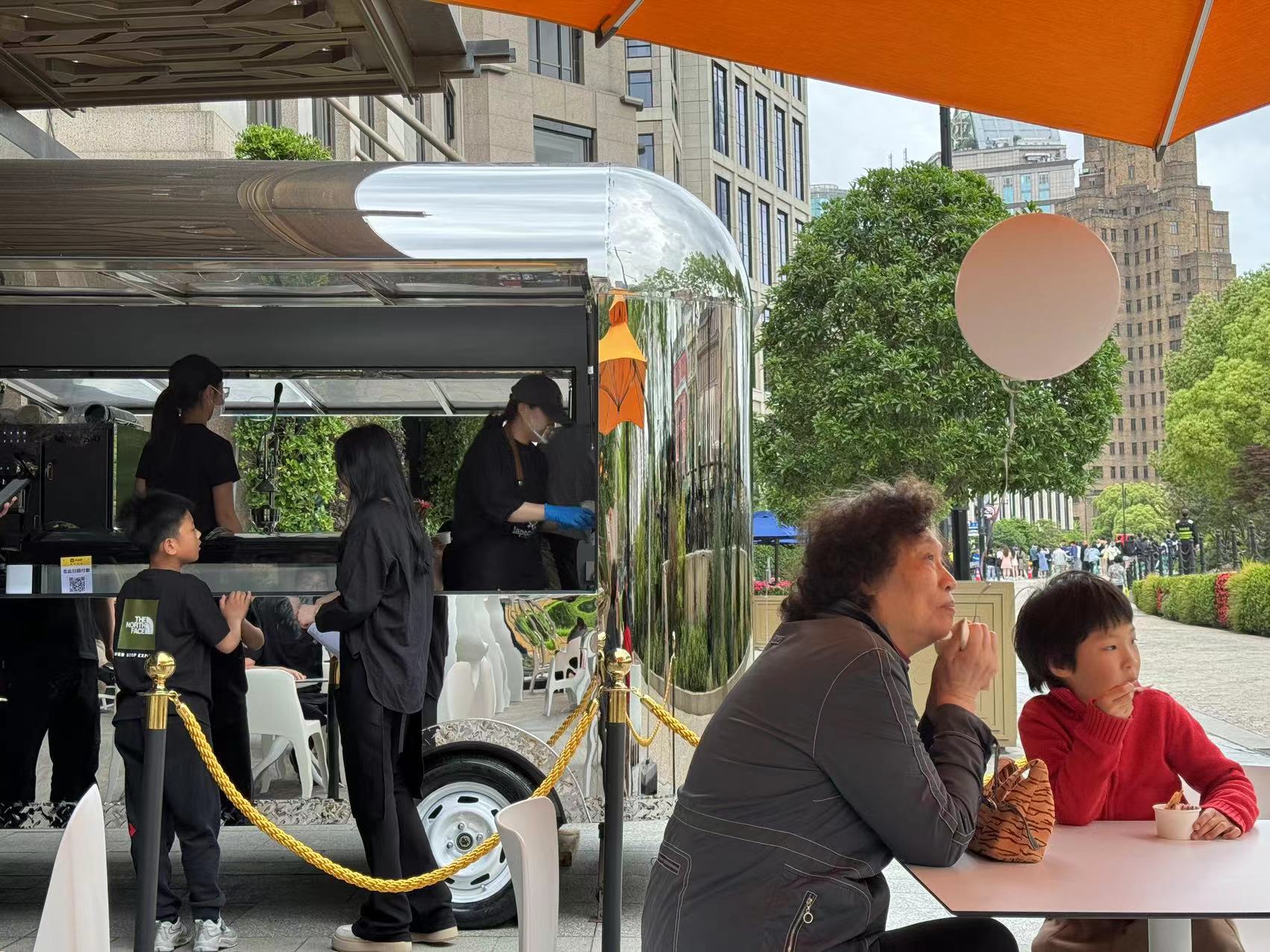 店铺负责人于庚弘指着销售意大利冰激凌和咖啡的流动快餐车说,这台